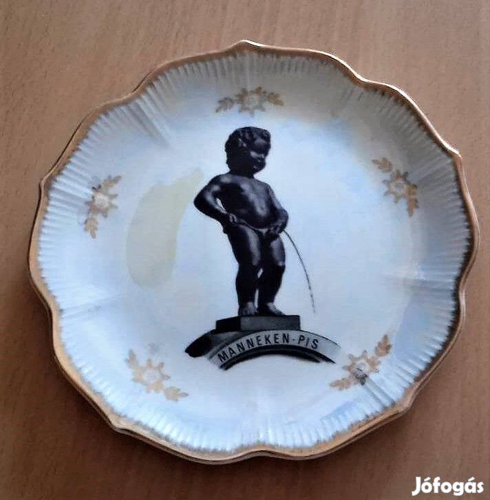 Lüszteres porcelán dísztányér Manneken pis figurával