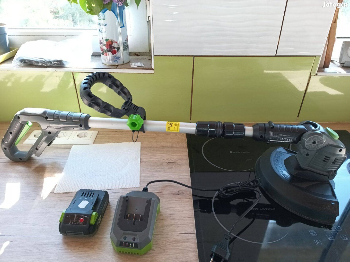 Lux-Tools Akkus Szegély Vágó Nyíró Akkuval Töltővel