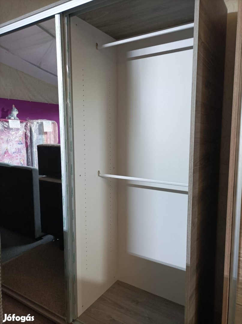 Lux tolóajtós gardrób 