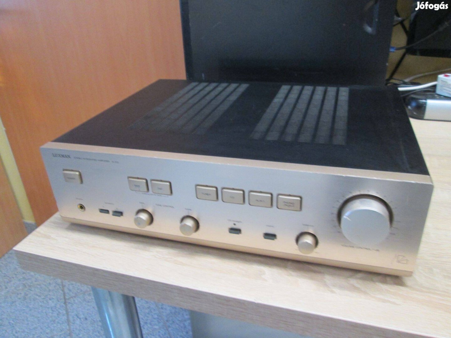 Luxman A312 erősítő pezsgőszínben, "Line Phase Sensor"