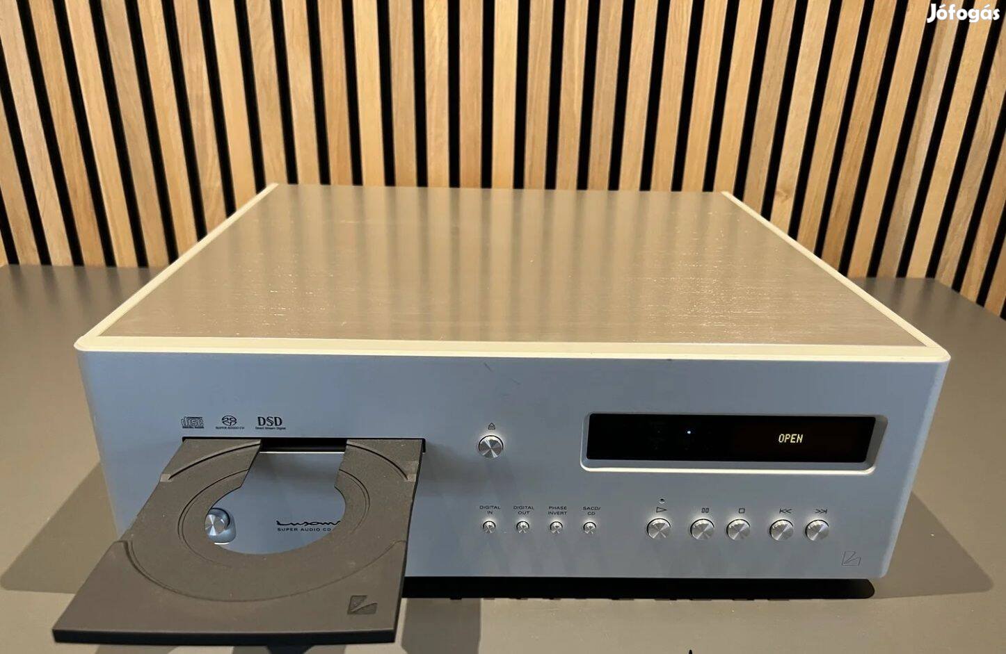 Luxman D-08U SACD player