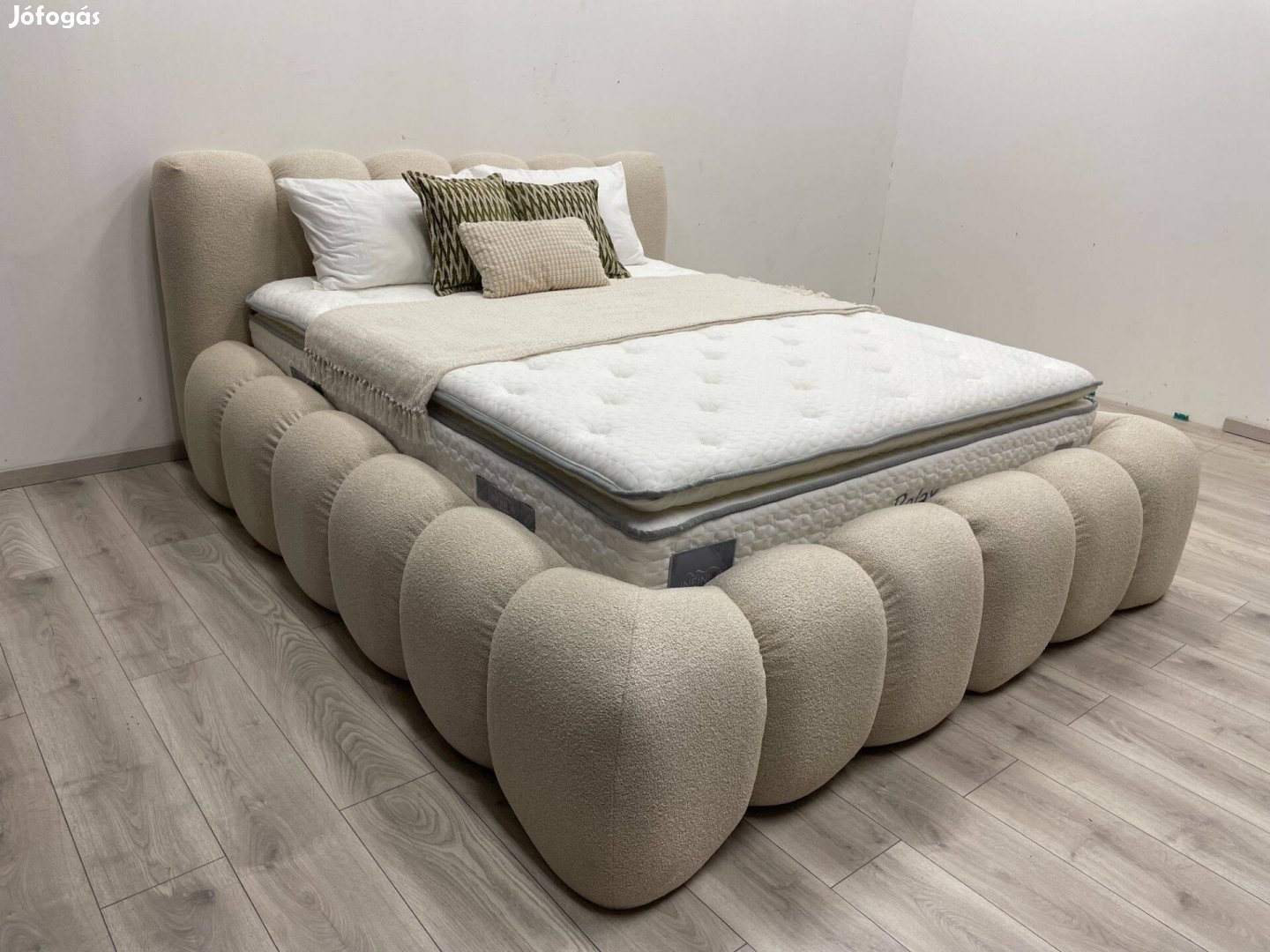 Luxus megjelenésű Bubble kárpitozott franciaágy 160x200