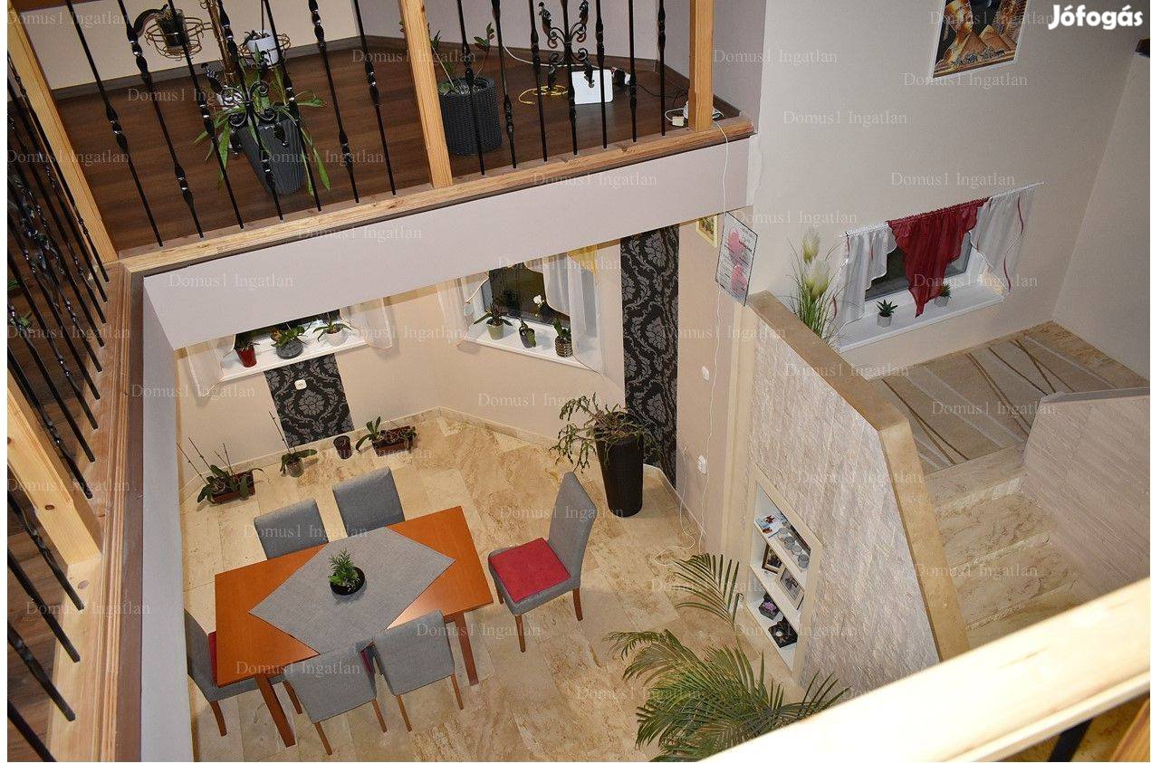 Luxusigényeket kielégítő, újszerű családi ház