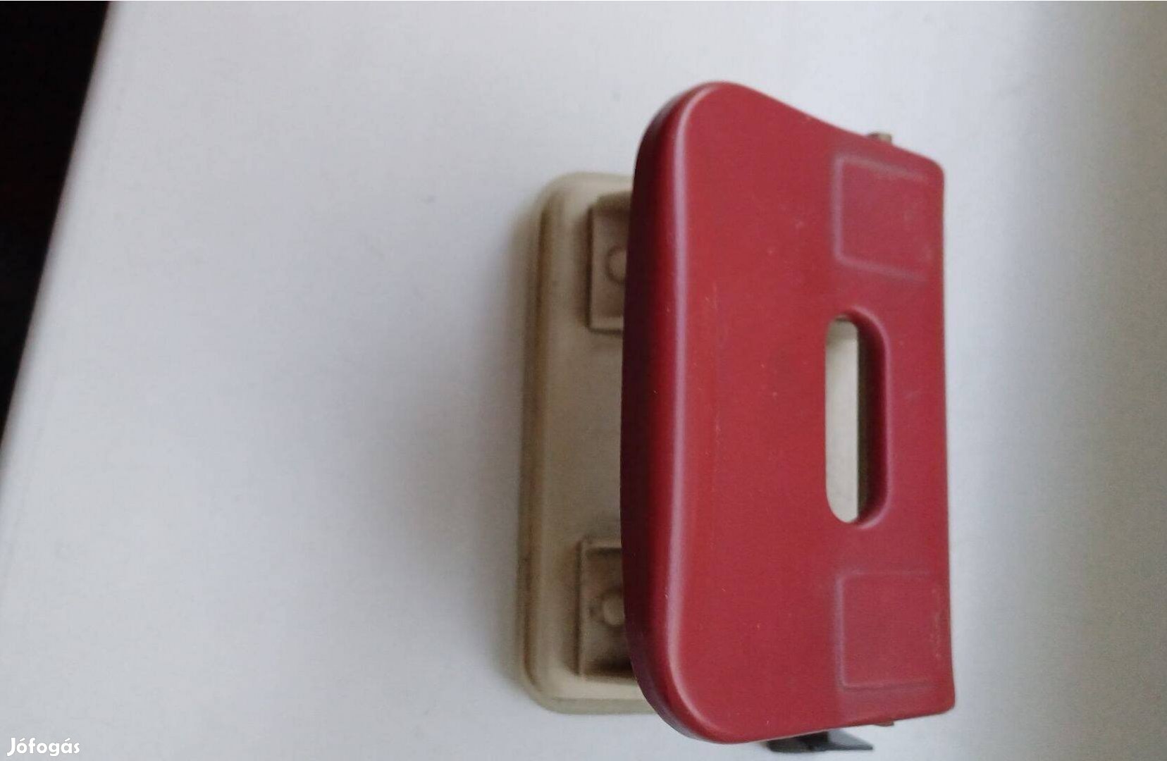 Lyukasztógép bordó