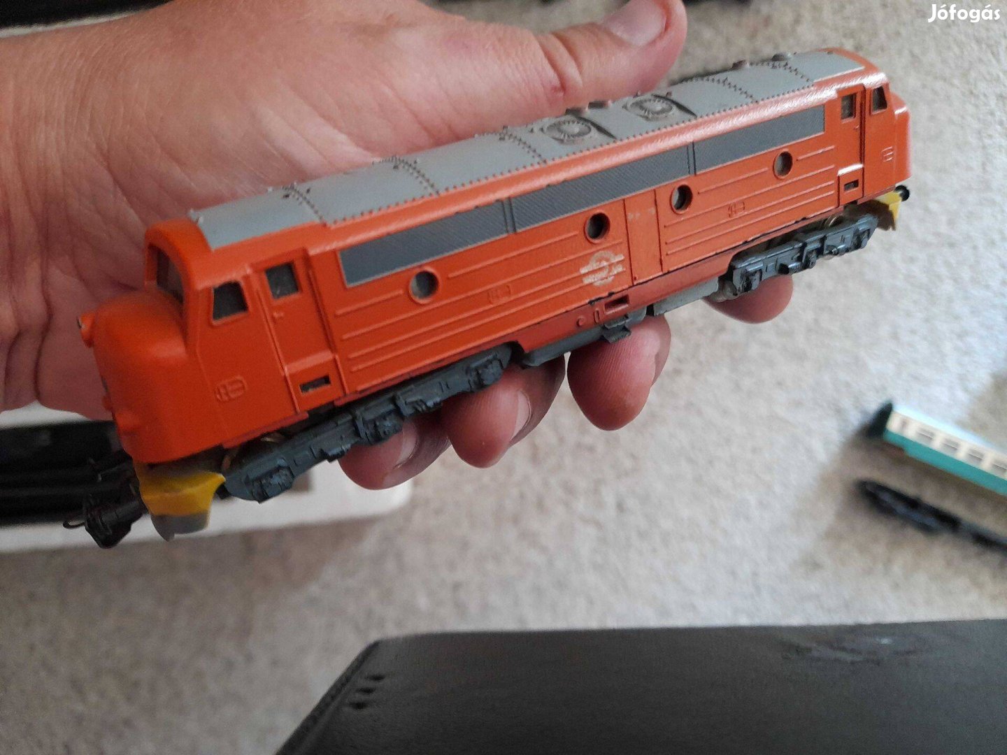 M61 Nohab mozdony vagonokkal, sínekkel, trafóval