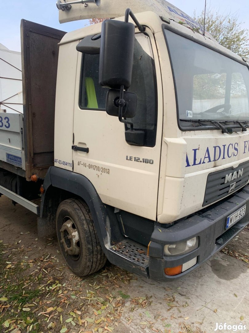 MAN M2000L platós