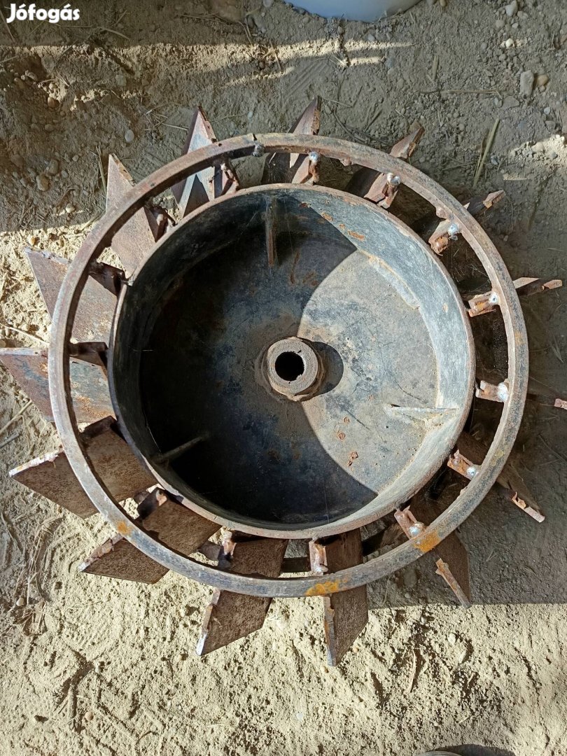 MF70 kistraktor körmös kerekek 