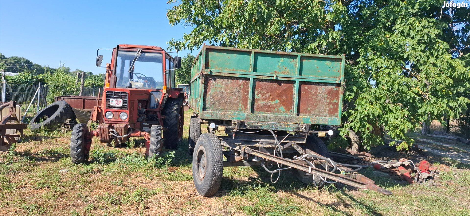 MTZ 550 traktor és munkagépei együtt