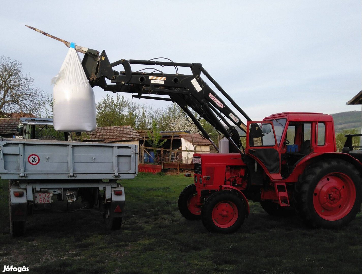 MTZ-80 kisfülkés traktor homlokrakodóval eladó