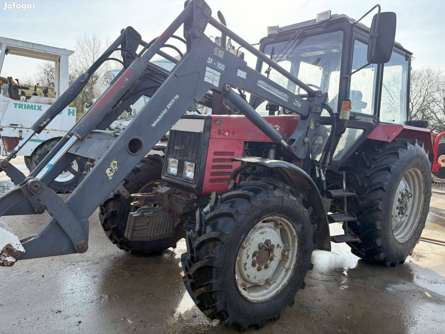 MTZ 820.4 Ferroflex homlokrakodóval, trágyavilla, raklapvilla