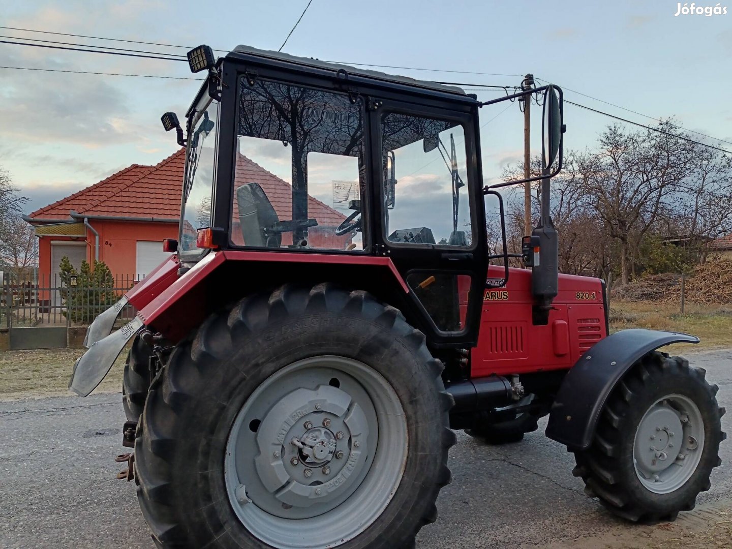 MTZ 820.4 újszerű traktor, megkímélt állapotban munkagépek