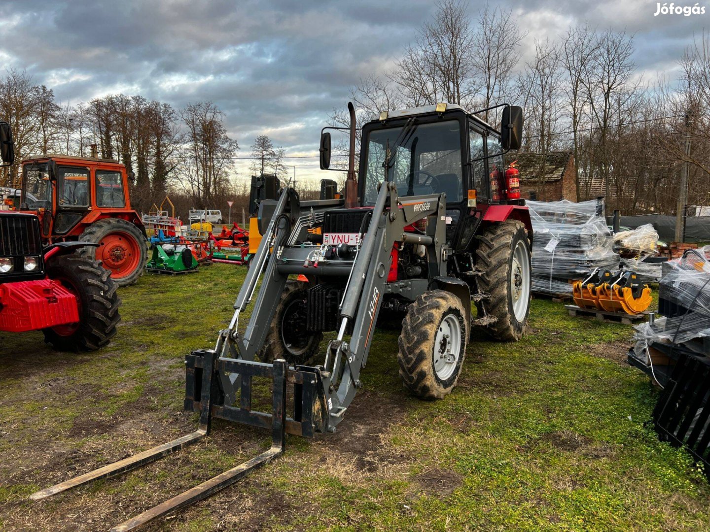 MTZ 820 traktor KHR 80 homlokrakodóval, 2 éves