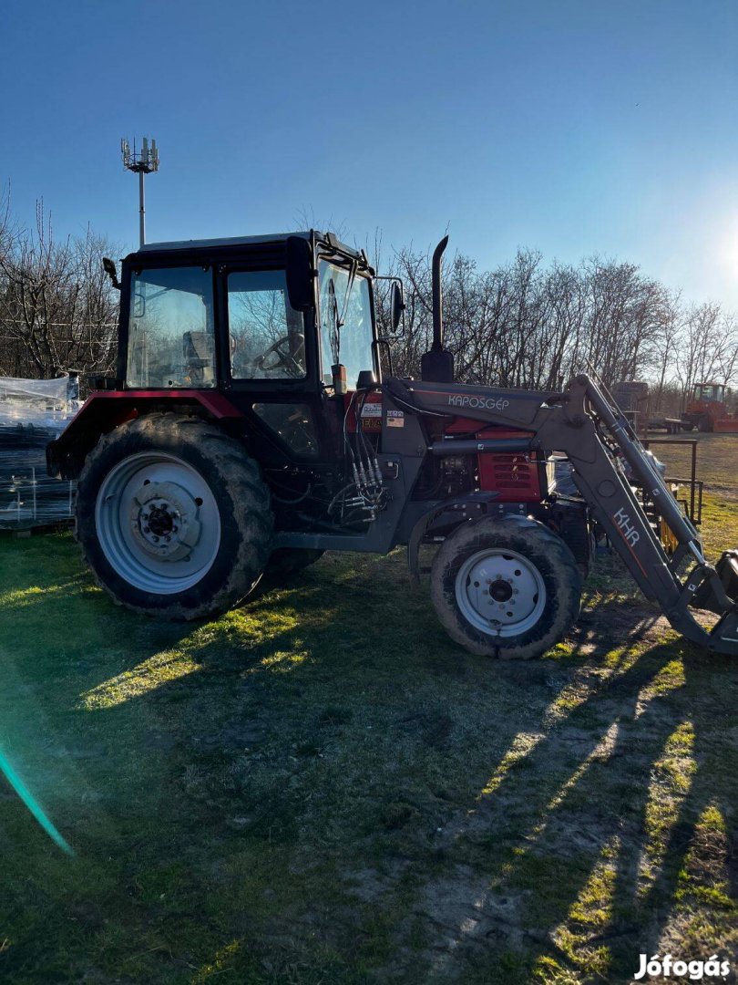 MTZ 820 traktor homlokrakodóval