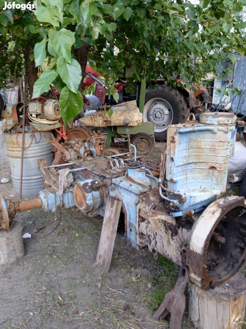 MTZ 82 traktor hátulja hiányos állapotban elado