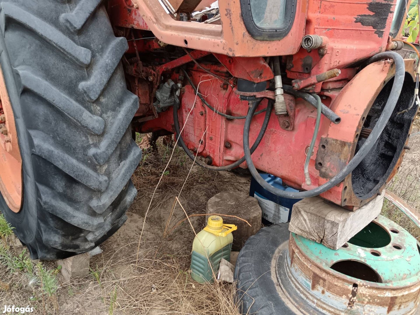 MTZ 82 traktor hiányos állapotban, alkatrész, piros rendszámmal 