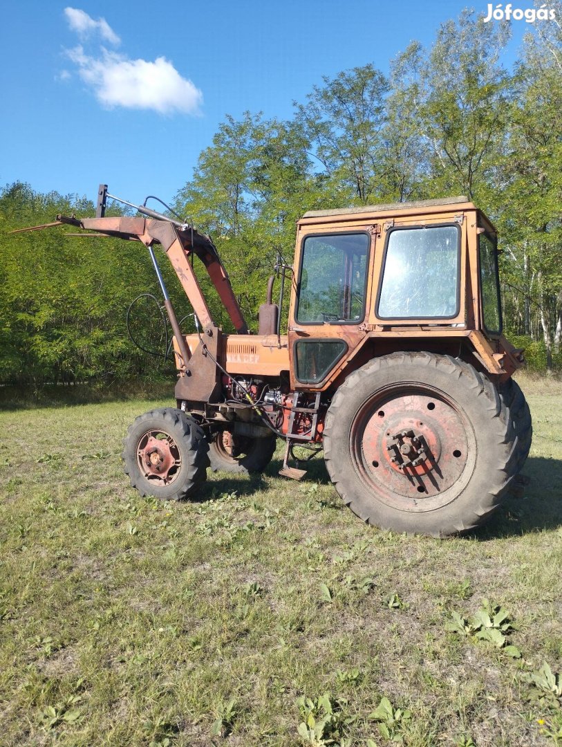 MTZ 82 traktor homlokrakodóval 