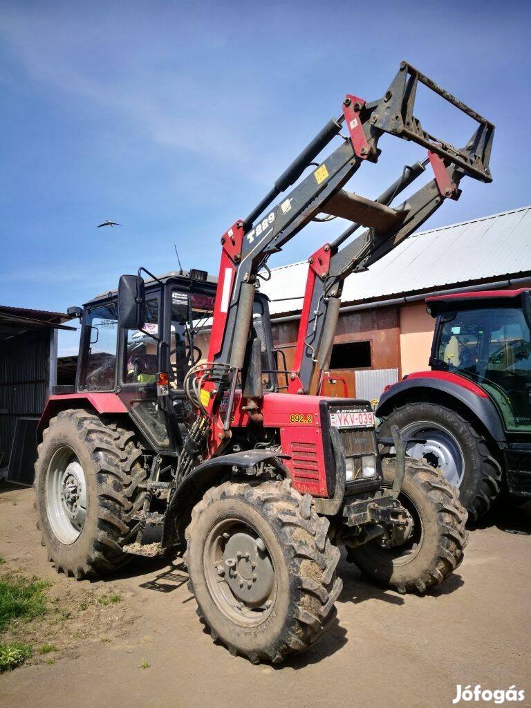 MTZ 892.2 homlokrakodós klímás légfékes traktor 2.000 üzemórával eladó