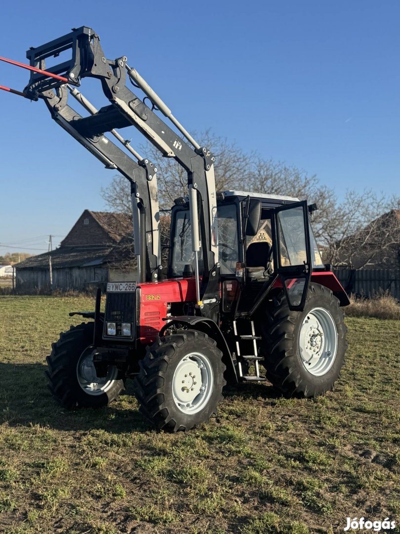 MTZ Belarus 892.2 Homlokrakodóval