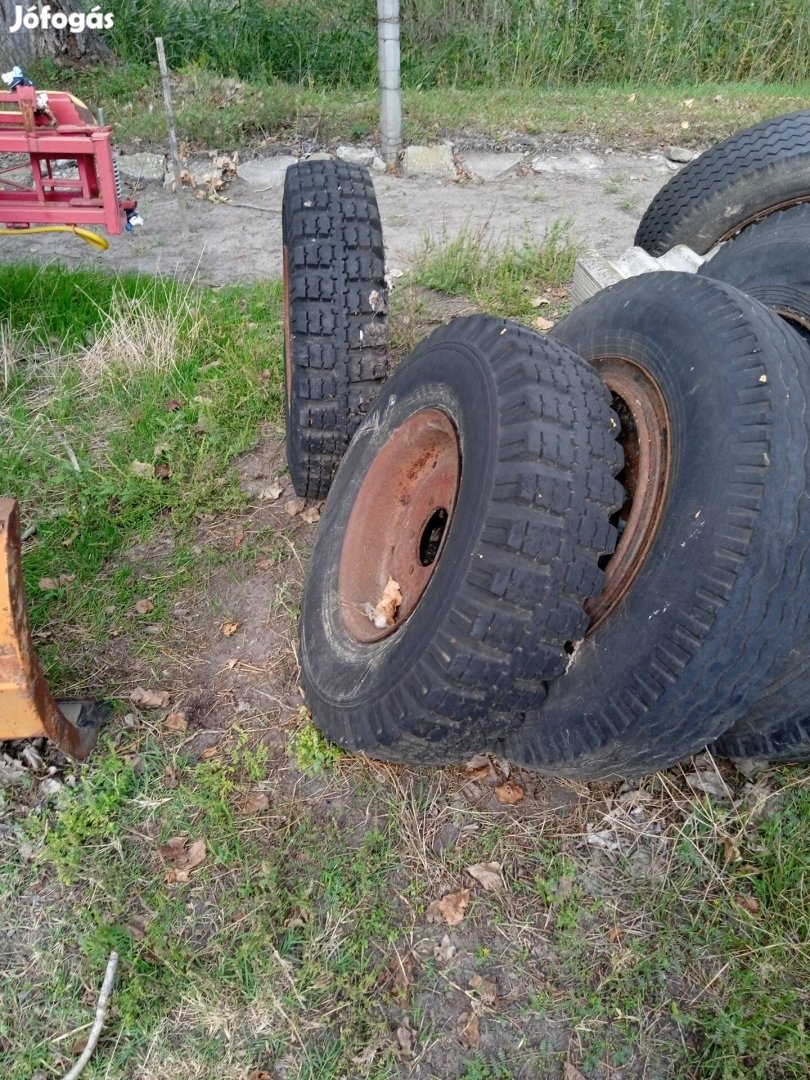 MTZ traktor után való kiskereku román pótkocsira való kerekek eladok