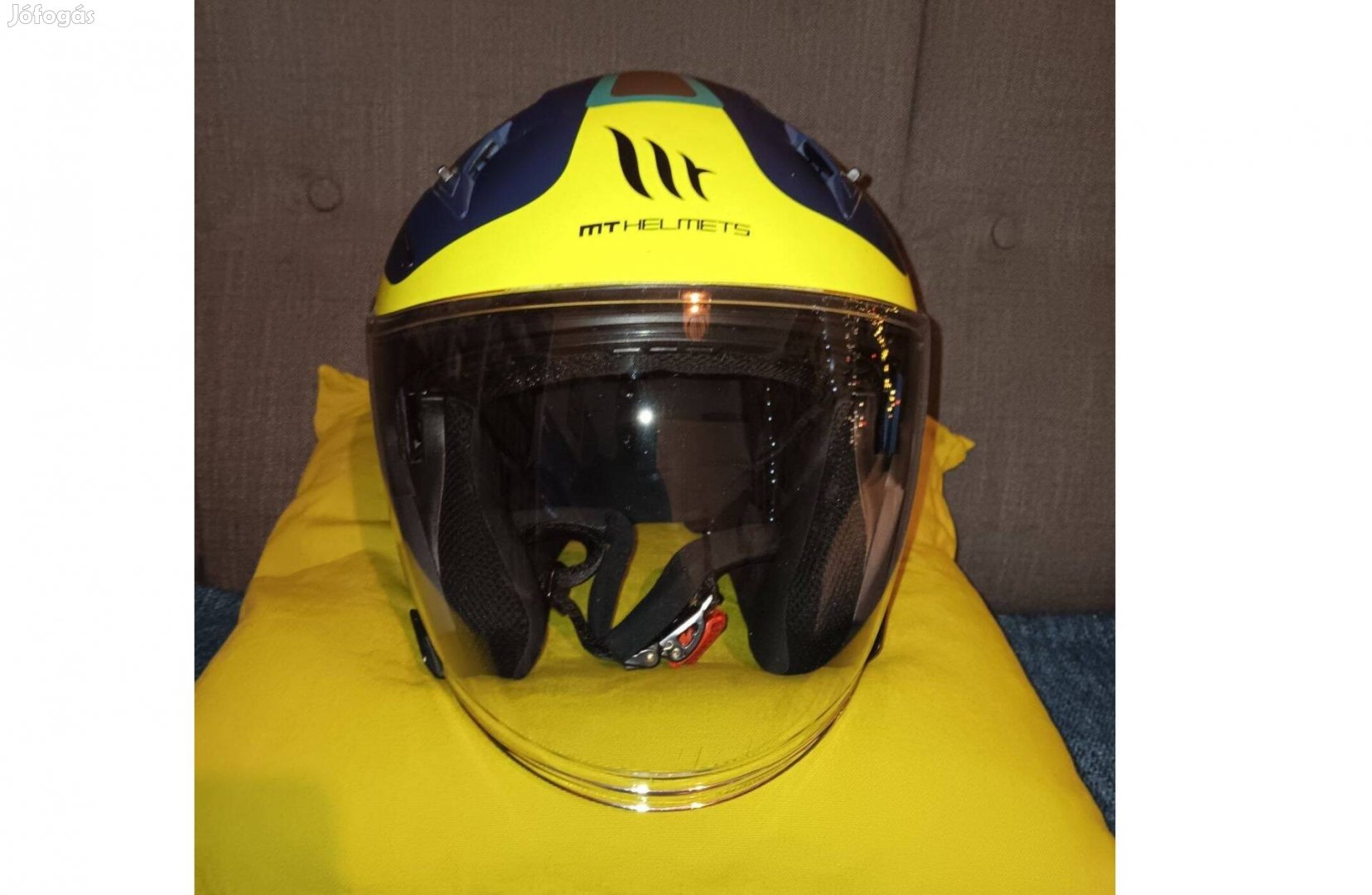 MT Helmets Avenue M-es bukósisak - Nyitott, napszemüveggel