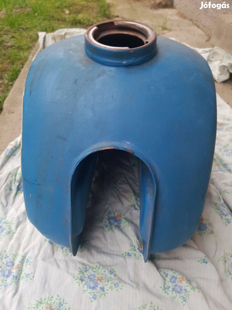MZ ETZ 125 150 motor üzemanyag tartály (banántank) a képeken látható á