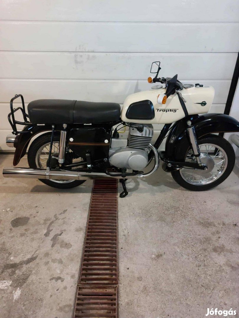 MZ Es250/2 1971 papirokkal