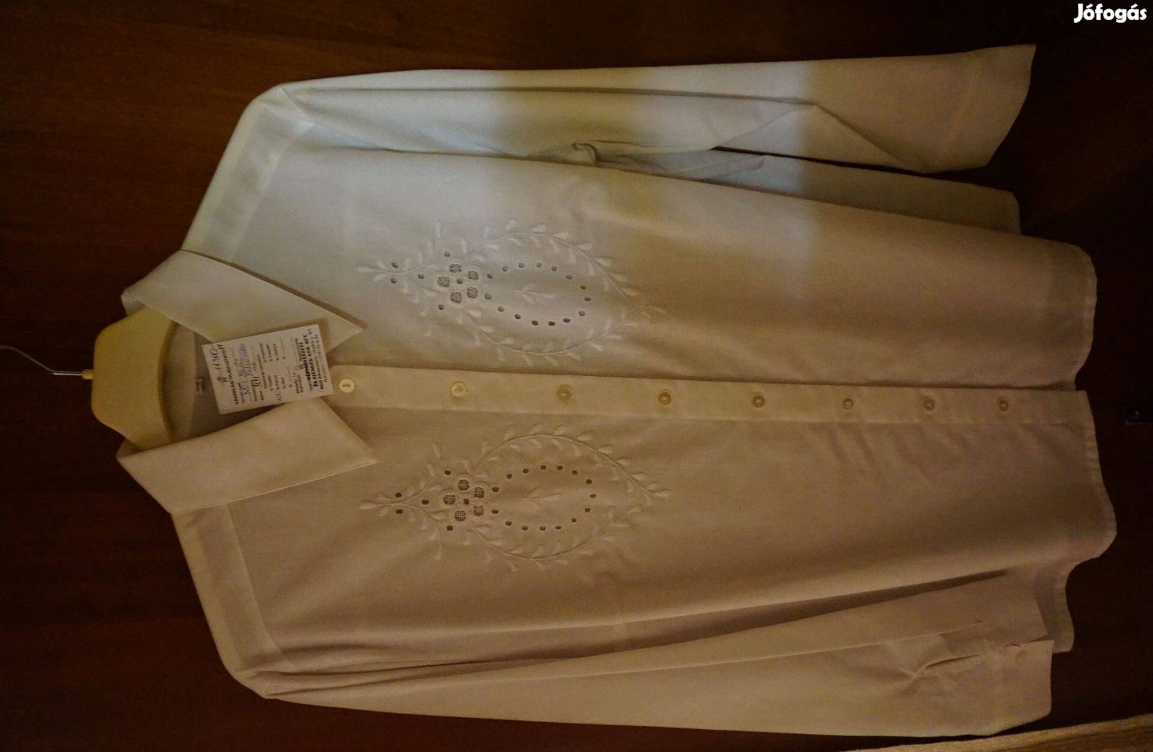 M-es fehér riselt és hímzett női ingblúz eladó