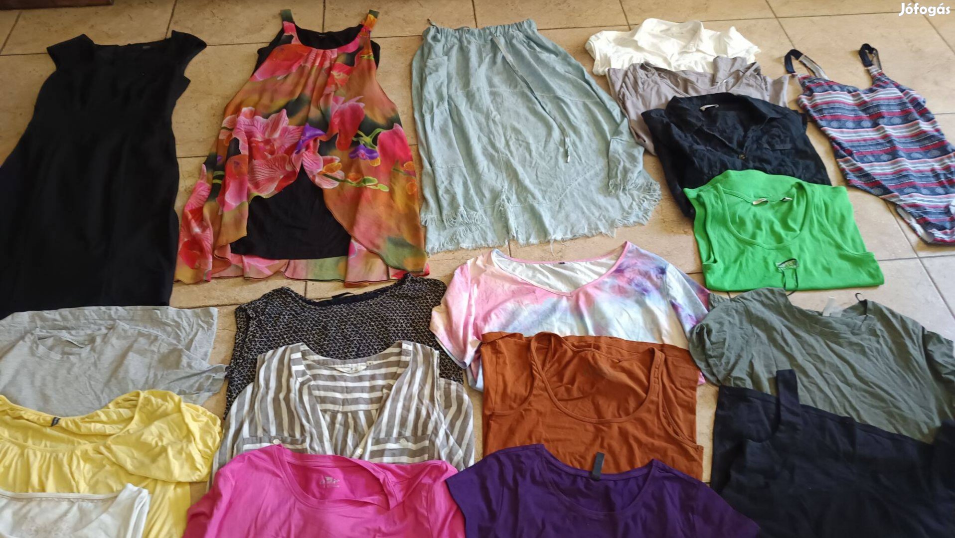 M-es női 21 db-os ruhacsomag olcsón eladó!