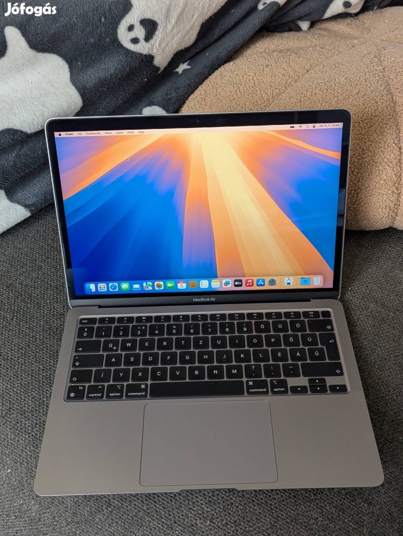 Macbook Air M1 magyar, megkímélt állapot