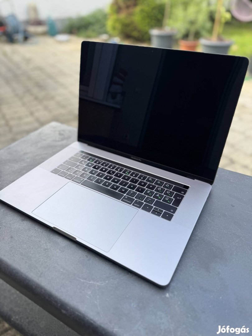 Macbook Pro laptop i7 2017 jó állapotú ujjlenyomatolvasás