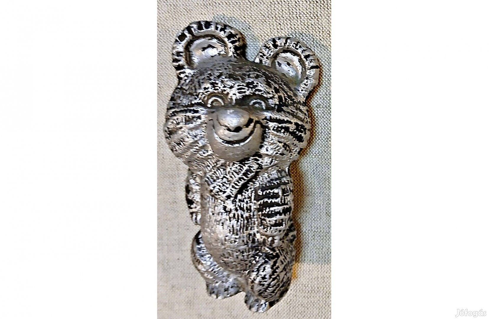 Maci fémből, az olimpiai maci öse ? (11 x 6 cm) = (B)