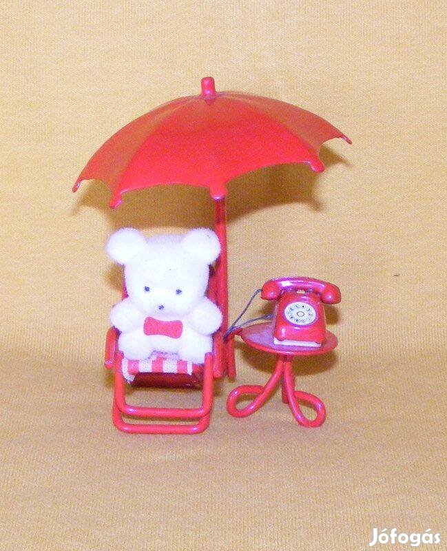 Maci napozóágyon, telefon bababútor, babaház kiegészítő