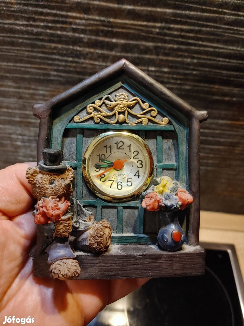 Macis asztali óra, elemes működő