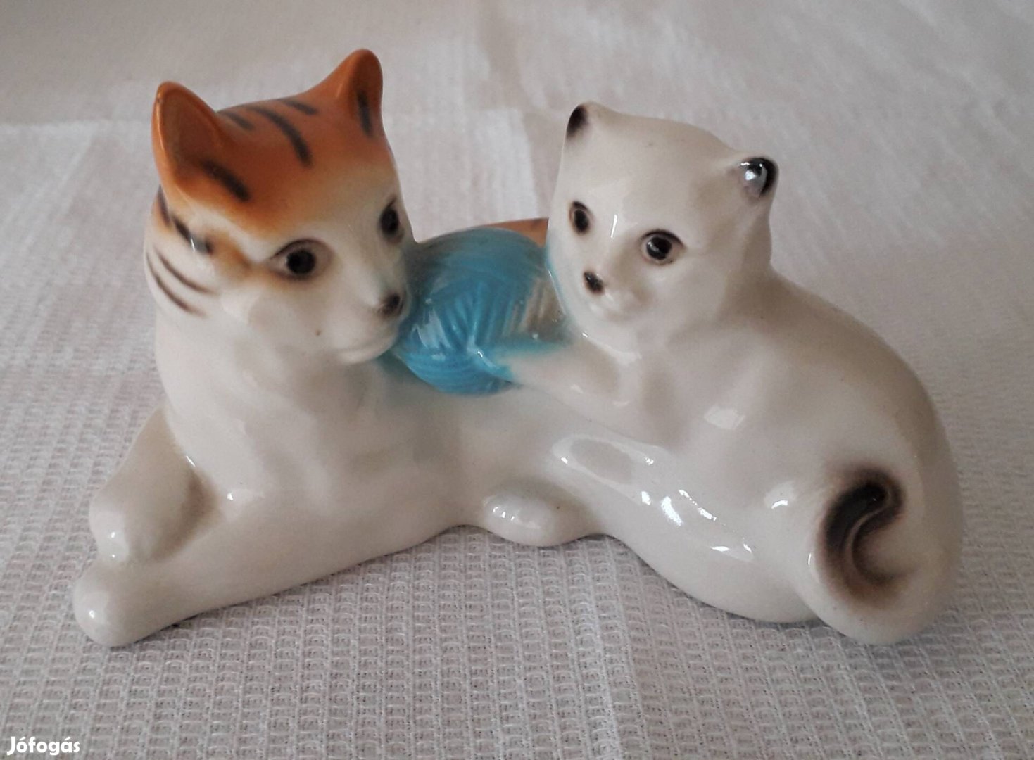 Macska kiscicával porcelán figura.