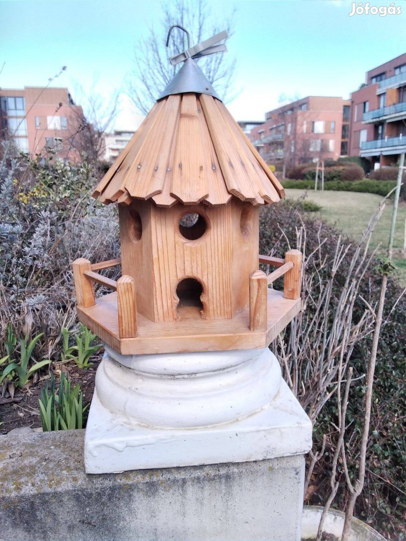 Madáretető fából