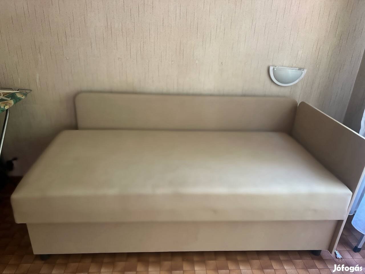 Magasfekhelyes ágy