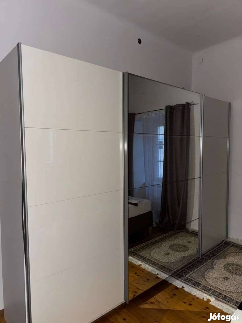 Magasfény hatású üveglapos fehér tükrös gardrób szekrény