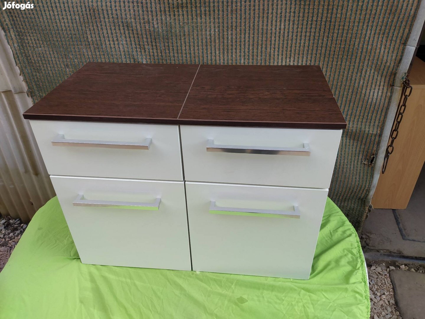 Magasfényű fehér - barna fürdőszoba szekrény