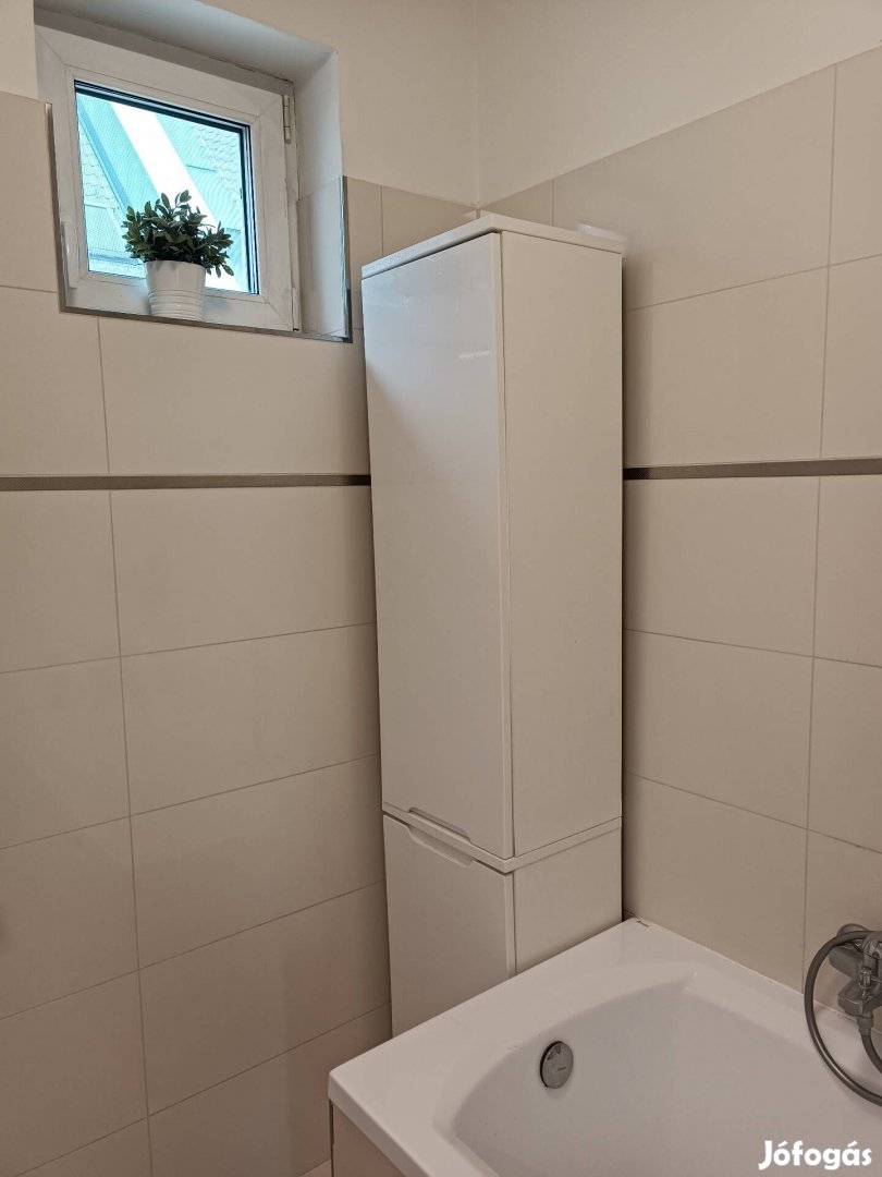 Magasfényű fehér fürdőszoba szekrény eladó 