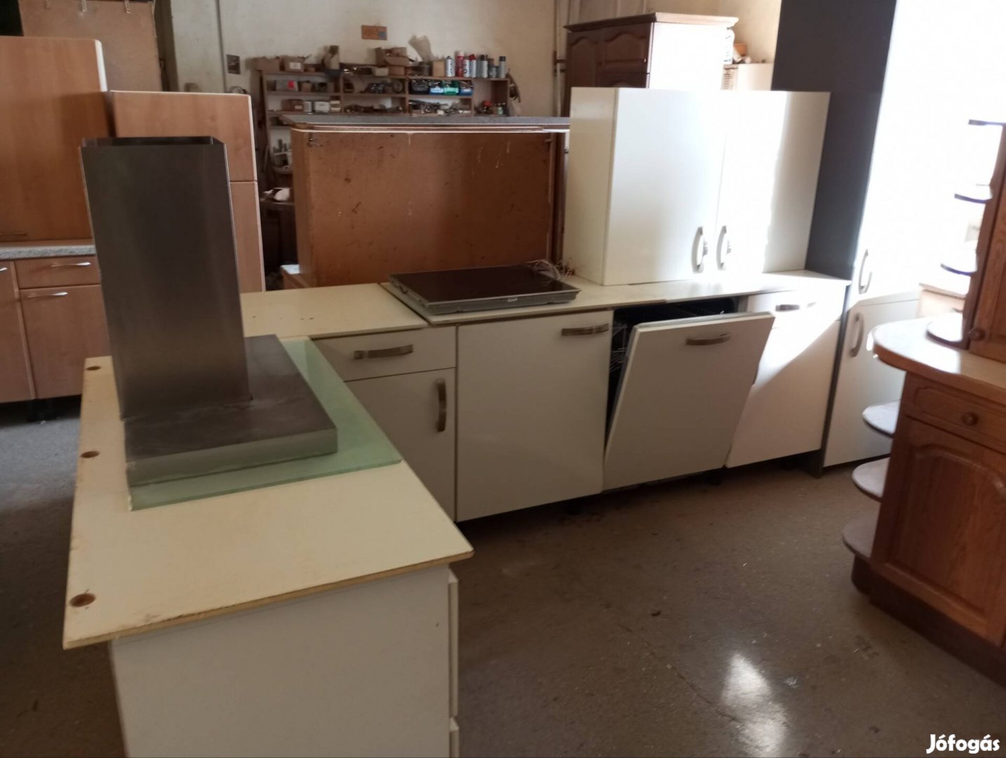 Magasfényű fehér konyhabútor komplett gépekkel jó állapotban 
