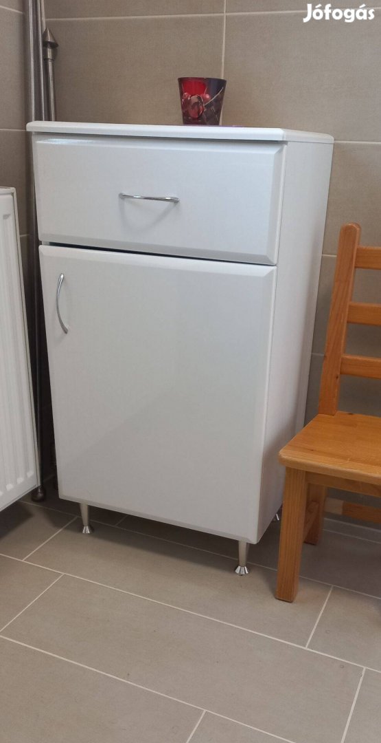 Magasfényű fürdőszoba szekrény 2 db eladó