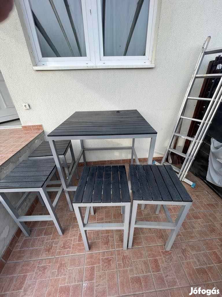 Magasított asztal székekkel