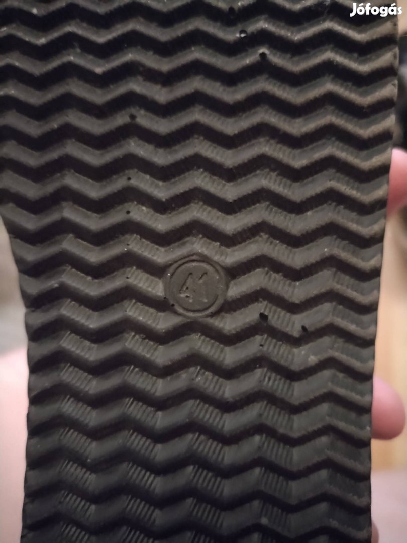 Magasított talpú cipő