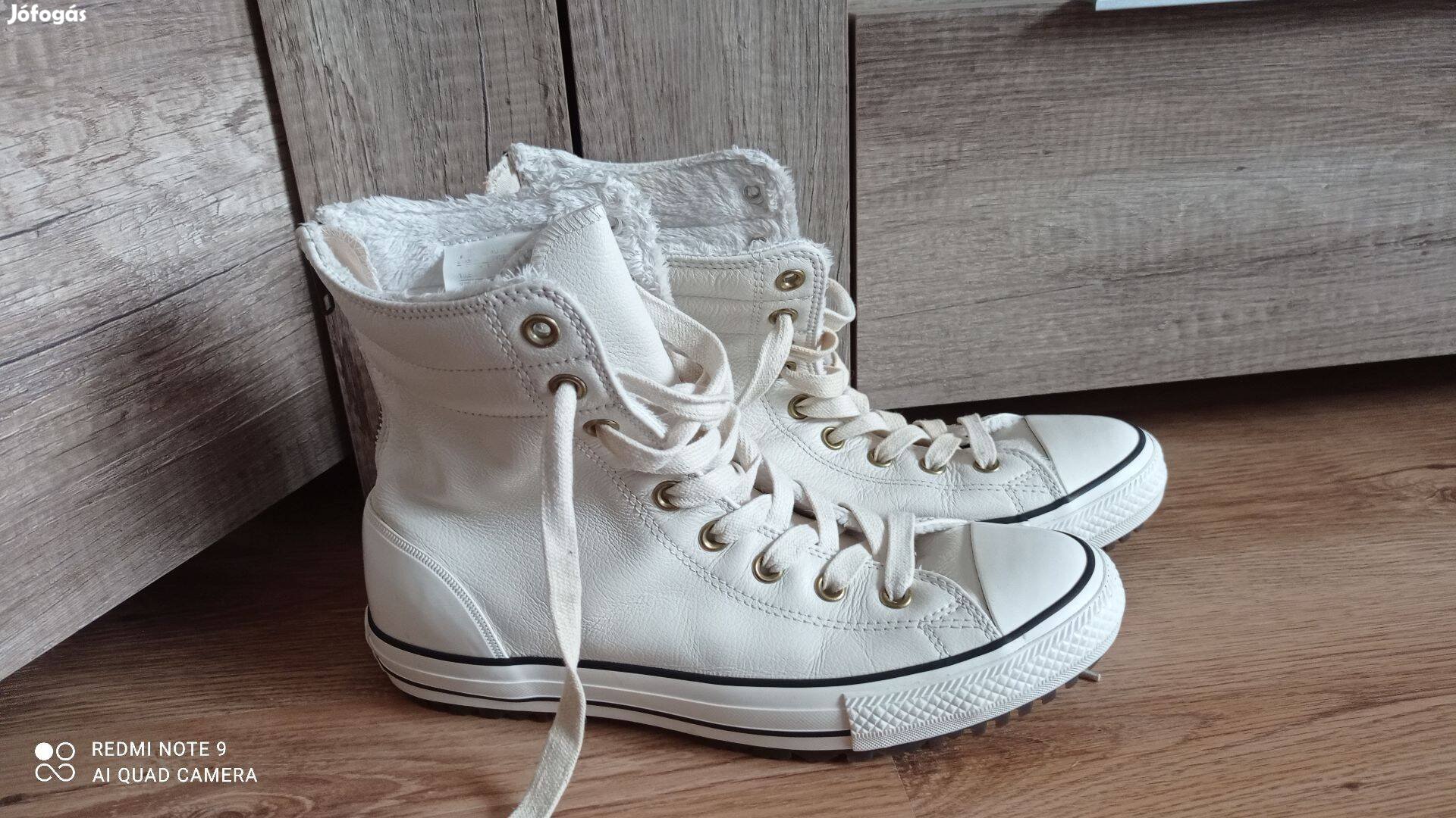 Magasszárú bundás Converse cipő 42
