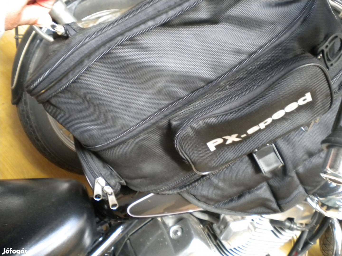 Mágneses motoros tanktáska