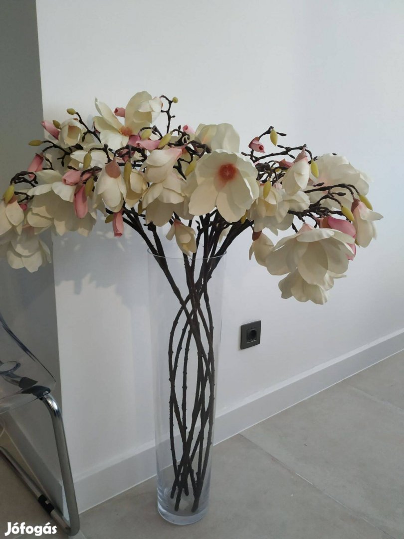 Magnólia művirág üvegvázában