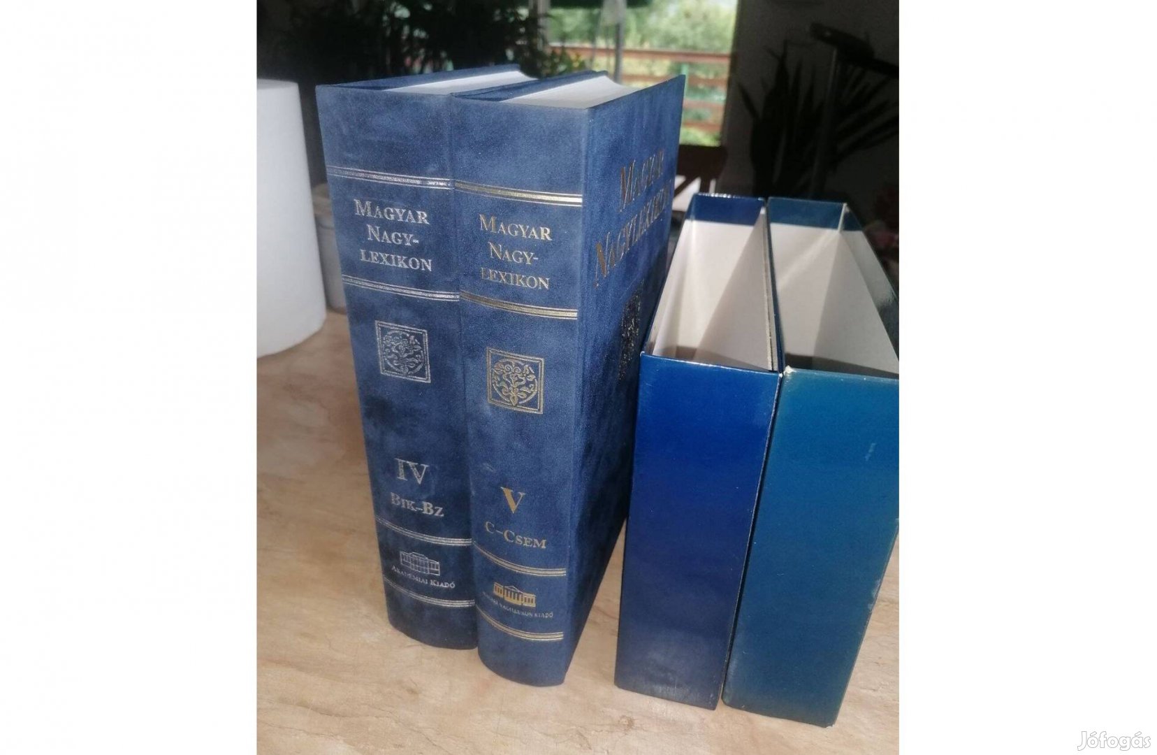 Magyar Nagylexikon IV., V. díszkötésben