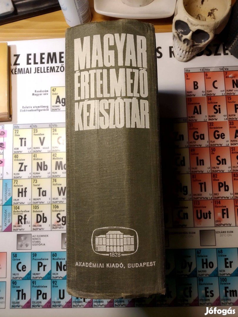 Magyar értelmező kéziszótár A-Z Teljes mű egy kötetben 1550 oldal