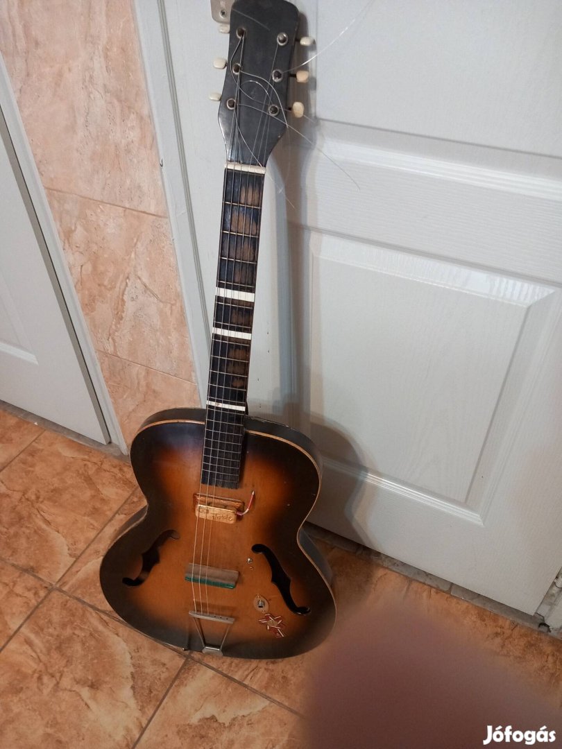 Magyar gyártmányú régi gitár