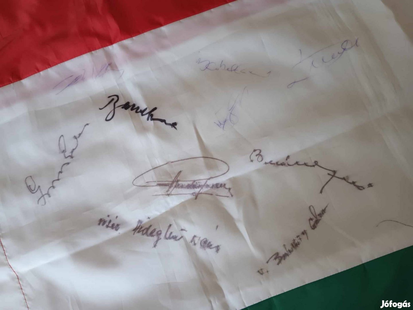 Magyar zászló az Aranycsapat tagjainak aláírásával 